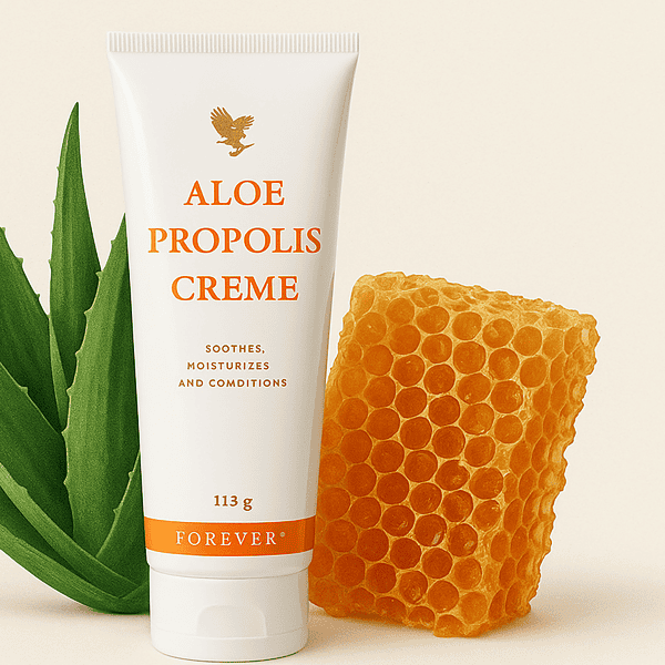 Eine Tube Aloe Propolis Creme steht aufrecht zwischen einem Aloe-Vera-Blatt und einer Honigwabe vor einem hellen Hintergrund.